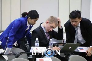 Suryani (left) had a serious discussion with Swedish delegation and other countries in BMUN conference